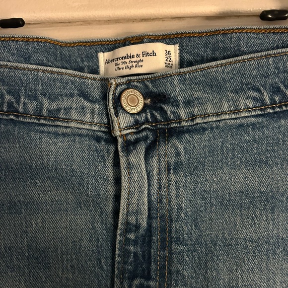 Abercrombie & Fitch The 90’s Straight Ultra High Rise Jean- Medium Wash - Picture 2 of 6